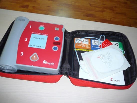 Defibrilator automat extern de antrenament, deschis în geanta sa